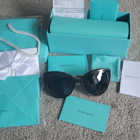 Tiffany new host pick  new sunglasses comes with all xo bagged etc all 2025 firm - Picture 15 of 17